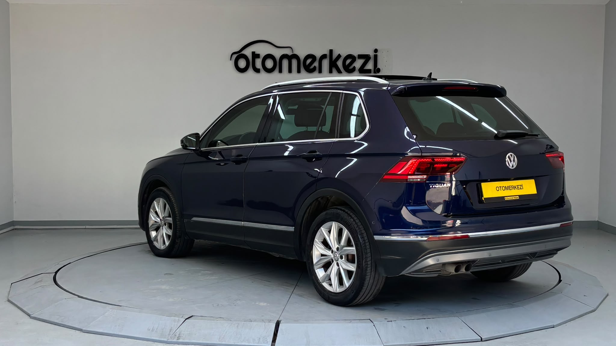 VOLKSWAGEN TIGUAN 8
